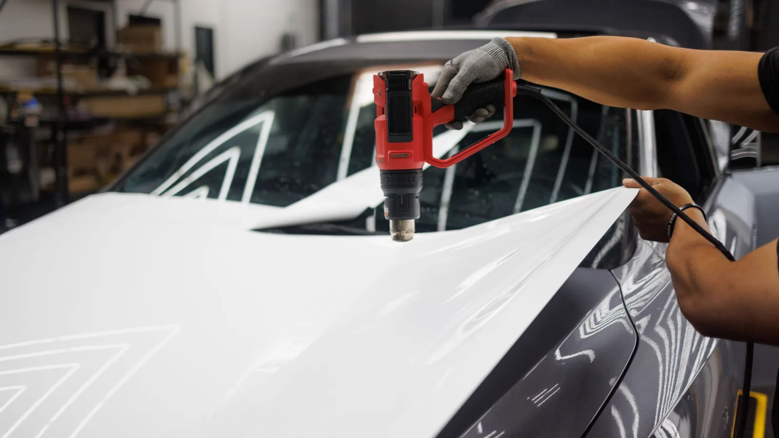 Atölyede otomobile folyo kaplama uygulaması